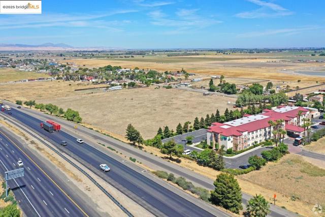 10792 W Larch RD, Tracy CA: https://media.crmls.org/mediaz/ebfcf900-a862-447b-9896-57e7514c6b19.jpg