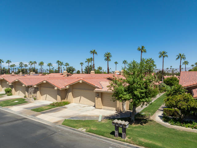 81 Camino Arroyo Place, Palm Desert CA: https://media.crmls.org/mediaz/ebfd5c47-18df-4315-8c30-10235e5ad271.jpg