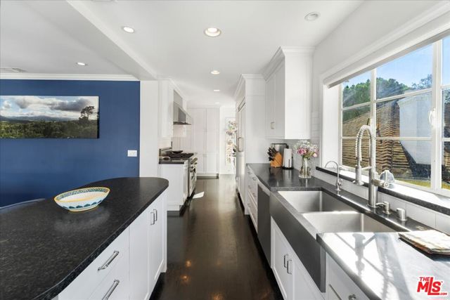 314 S Glenroy Avenue, Los Angeles CA: https://media.crmls.org/mediaz/ebfda90c-1656-4bc6-a2c4-750359e4efa0.jpg