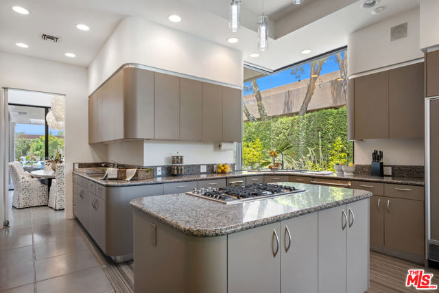 6 Rocky Lane, Rancho Mirage CA: https://media.crmls.org/mediaz/ebfe0a98-77f1-4fe1-8adf-4f98ac65ac8d.jpg