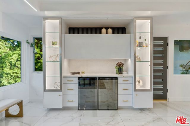 4854 Brewster Drive, Tarzana CA: https://media.crmls.org/mediaz/ec0008b9-071f-4e62-8ecd-1678add4d844.jpg