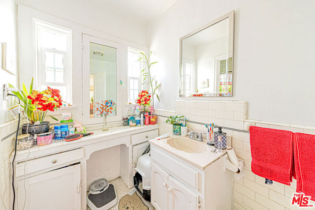 1618 S Burnside Avenue, Los Angeles CA: https://media.crmls.org/mediaz/ec001416-8df5-4690-a955-aa5d44302575.jpg