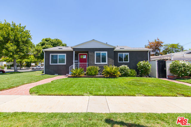 3920 W Clark Avenue, Burbank CA: https://media.crmls.org/mediaz/ec002bac-bbd9-495d-a17d-b39ae55b5333.jpg