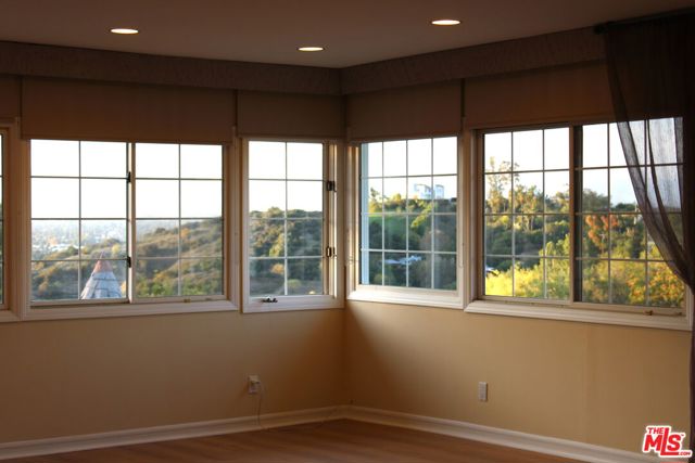 11502 Dona Teresa Drive, Studio City CA: https://media.crmls.org/mediaz/ec009d99-cabf-4c7c-b176-cafe7ce4b8e1.jpg