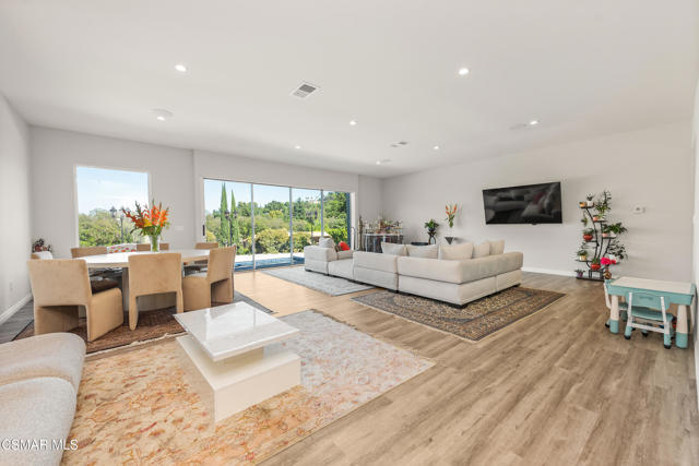 4148 Camino De La Cumbre, Sherman Oaks CA: https://media.crmls.org/mediaz/ec01b390-9046-40c0-988b-bf0ae0c15a5a.jpg