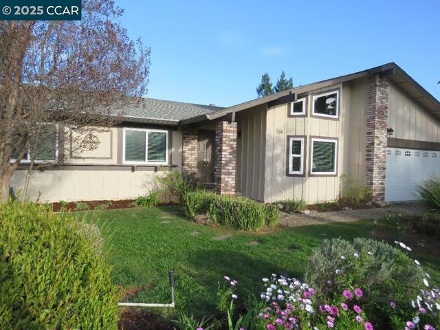 310 Roundhill Pl, Clayton CA: https://media.crmls.org/mediaz/ec03bbe6-516b-41a7-9dff-1dab5d22c18e.jpg