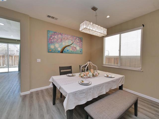 2419 Sienna Dr, Pittsburg CA: https://media.crmls.org/mediaz/ec045bf1-3529-4ced-99cd-b6eb37fa0f78.jpg