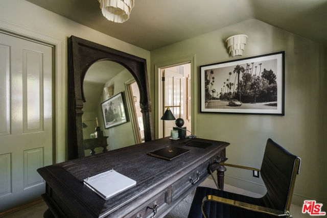 3100 Coldwater Canyon Avenue, Studio City CA: https://media.crmls.org/mediaz/ec0573c7-c547-4125-b828-571218f036ba.jpg