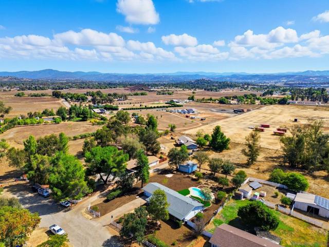 2118 Toca Ln, Ramona CA: https://media.crmls.org/mediaz/ec07a9b0-af4a-4c69-9661-80d55fcefd6d.jpg