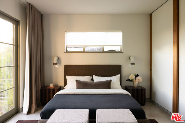 5514 Ridge Oak Drive, Los Angeles CA: https://media.crmls.org/mediaz/ec080c33-f5b7-419b-86e3-679a8a1980e7.jpg
