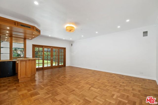 517 N Elm Drive, Beverly Hills CA: https://media.crmls.org/mediaz/ec083262-1777-43fb-aef6-3b7fc03e1434.jpg