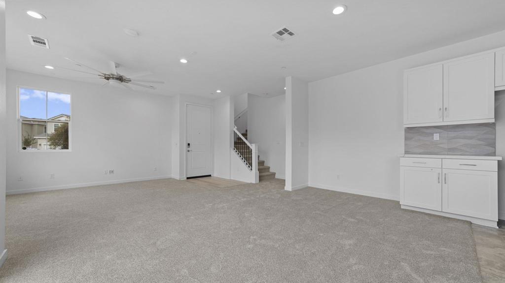 https://media.crmls.org/mediaz/ec088cd2-eb2c-4e27-83bd-4ecc53264a90.jpg?preset=X-Large