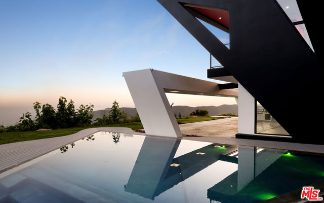 2514 Cayman Road, Malibu CA: https://media.crmls.org/mediaz/ec08b779-0e51-44cd-83db-598c621f937d.jpg
