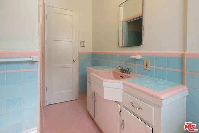 854 1/2 S Plymouth Boulevard, Los Angeles CA: https://media.crmls.org/mediaz/ec09d0d9-fd3f-4398-adcf-cef0364f3533.jpg