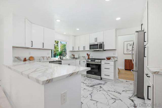 9511 Via Pereza, San Diego CA: https://media.crmls.org/mediaz/ec0aa061-48a0-4f3c-a86b-f564351d8661.jpg
