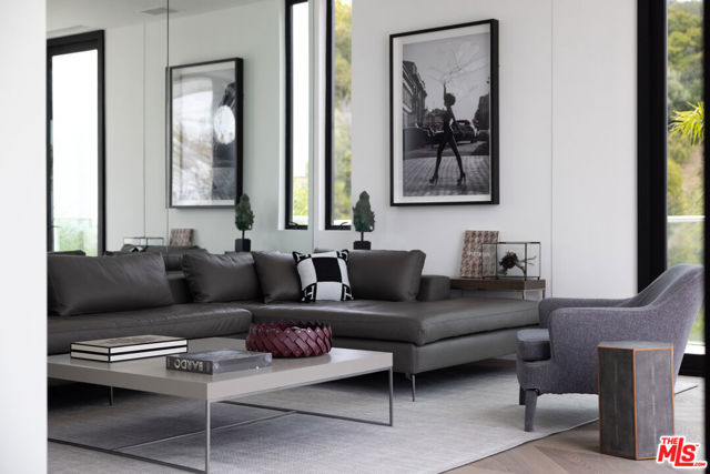 9405 Sierra Mar Place, Los Angeles CA: https://media.crmls.org/mediaz/ec0abf76-b357-4428-8c93-0f29afcaa534.jpg