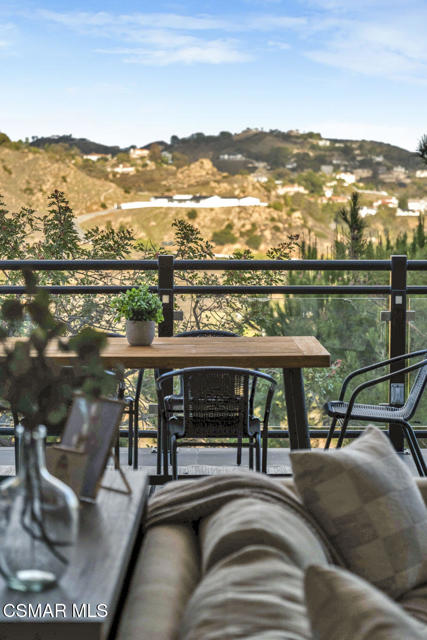 54 Saddlebow Road, Bell Canyon CA: https://media.crmls.org/mediaz/ec0abff4-a49f-4b9e-b6d2-f184cd9fbdf8.jpg