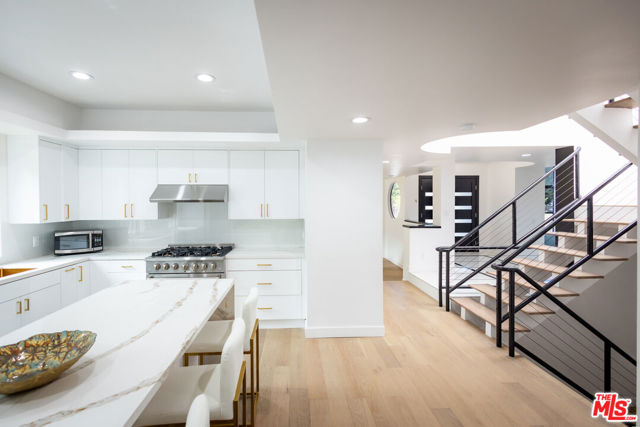 21329 Mulholland Drive, Woodland Hills CA: https://media.crmls.org/mediaz/ec0ae923-47c5-4652-8672-dc8aef939c24.jpg