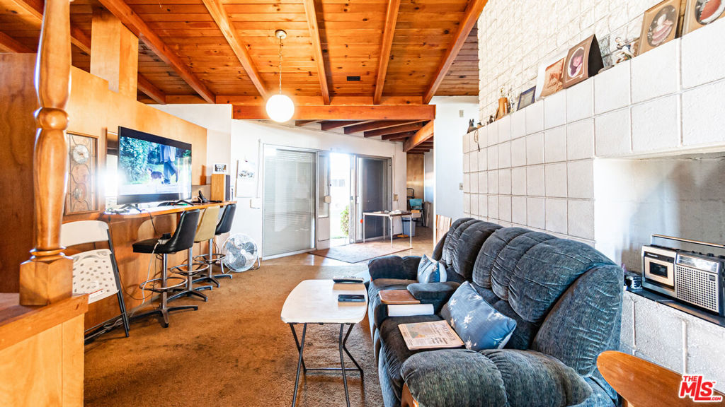 https://media.crmls.org/mediaz/ec0c73bc-430a-40f9-967e-993caa4f0215.jpg?preset=X-Large