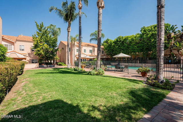 5200 White Oak Avenue, Encino CA: https://media.crmls.org/mediaz/ec0cc598-8c4d-4854-a16e-a61784d02cef.jpg