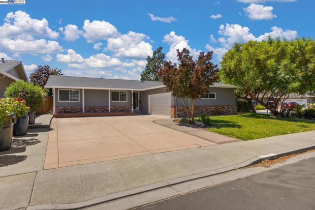 5221 Roxanne Ct, Livermore CA: https://media.crmls.org/mediaz/ec0d4fd7-3d5d-4f3e-893a-5b0c7d9be02c.jpg