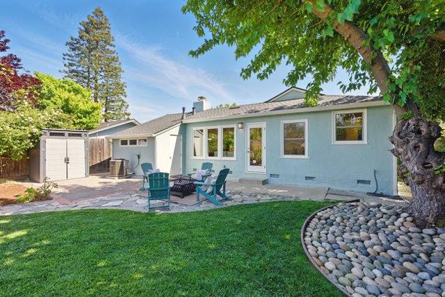 843 15th Avenue, Menlo Park CA: https://media.crmls.org/mediaz/ec0df320-a87c-42f4-b8f2-83dc4e5df14c.jpg