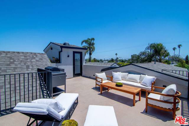 745 E Sunset Avenue, Venice CA: https://media.crmls.org/mediaz/ec0e0744-fa77-484a-bda6-c6602f790e0e.jpg