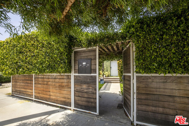 3911 Exposition Boulevard, Los Angeles CA: https://media.crmls.org/mediaz/ec0e41e3-8223-4f43-a726-16b089bb7704.jpg