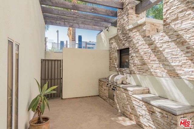 4702 Fulton Avenue, Sherman Oaks CA: https://media.crmls.org/mediaz/ec0ee175-f0e6-48df-969d-66309e592f73.jpg