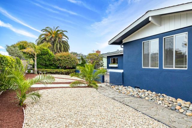 232 Peninsula Drive, Marina CA: https://media.crmls.org/mediaz/ec0f571a-a256-44b7-951e-f3fd7d09786f.jpg