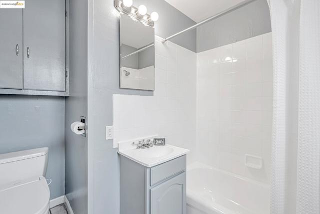 4801 Fairfax Ave, Oakland CA: https://media.crmls.org/mediaz/ec0f8910-d82f-45a1-b750-c94beef9f8c6.jpg