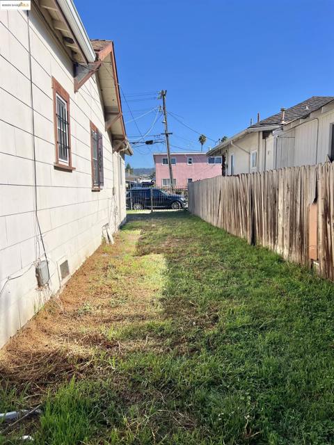 9719 Holly St, Oakland CA: https://media.crmls.org/mediaz/ec0fd62b-e43d-4938-aec4-e1338a00be86.jpg