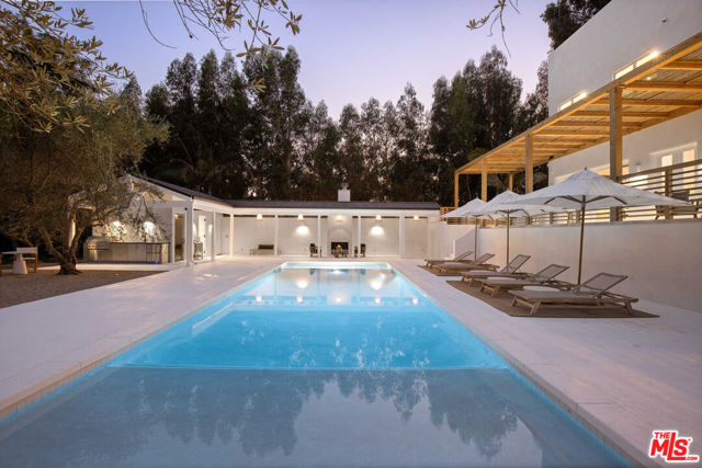 27405 Pacific Coast Highway, Malibu CA: https://media.crmls.org/mediaz/ec10a427-182e-46af-bf4d-c92964dcffe9.jpg