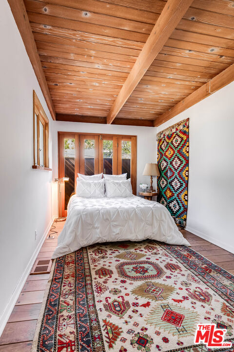 454 E Rustic Road, Santa Monica CA: https://media.crmls.org/mediaz/ec120682-8162-4b08-9bd6-bb295223137b.jpg