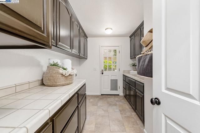 942 Finovino Ct, Pleasanton CA: https://media.crmls.org/mediaz/ec127aa3-2ebd-4c67-8b5c-079b612c08f7.jpg