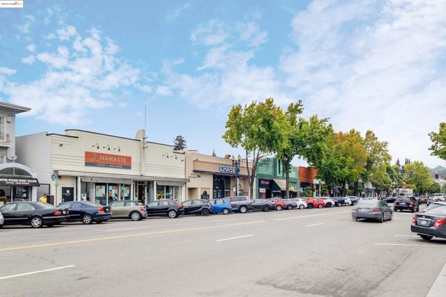 389 Belmont St, Oakland CA: https://media.crmls.org/mediaz/ec1280b3-1ecd-44ac-b7b6-05dba424abf4.jpg