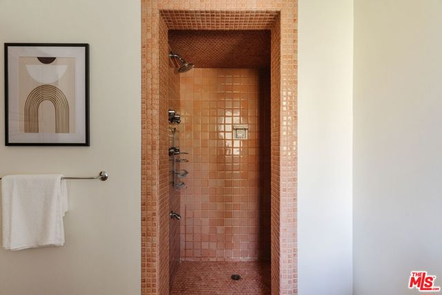 463 N Greencraig Road, Los Angeles CA: https://media.crmls.org/mediaz/ec12b73f-c1e5-474c-abab-bf46be8866c3.jpg