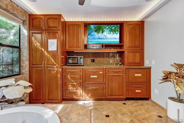 3933 Pinnacle Pl, Escondido CA: https://media.crmls.org/mediaz/ec14da05-fb53-4dbd-9cfe-7ce2e6a6d555.jpg