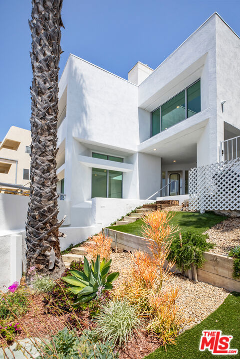 21349 Rambla Vista, Malibu CA: https://media.crmls.org/mediaz/ec15073b-8d35-437d-9d2a-c1818c23300e.jpg