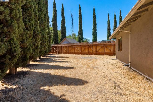 3481 Michael Pl, Bay Point CA: https://media.crmls.org/mediaz/ec154d19-4de8-477e-aaeb-70de59412366.jpg