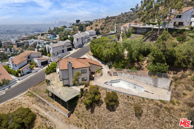 1842 N Crescent Heights Boulevard, Los Angeles CA: https://media.crmls.org/mediaz/ec15a3bf-8efa-49c1-9ab2-0b94e0f81a15.jpg