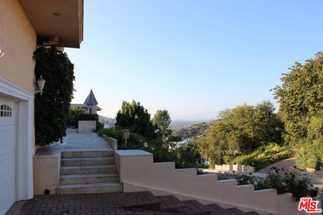 11502 Dona Teresa Drive, Studio City CA: https://media.crmls.org/mediaz/ec175db7-86c5-492a-9f84-15820d7ee826.jpg