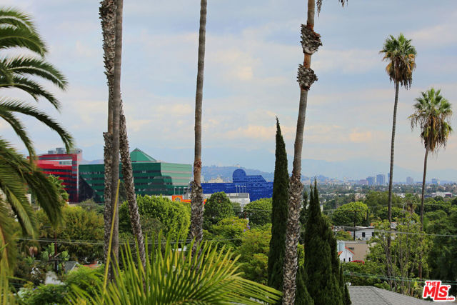 447 N Doheny Drive, Beverly Hills CA: https://media.crmls.org/mediaz/ec1765ce-e9a5-4409-9278-4b2f26b91d5c.jpg