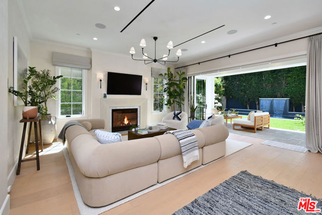 416 21st Place, Santa Monica CA: https://media.crmls.org/mediaz/ec17e40b-4a7b-431b-b3a9-c1d6e95db4bb.jpg