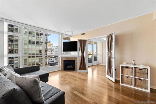 555 Front St, San Diego CA: https://media.crmls.org/mediaz/ec18e6cf-425b-4d45-a2e1-91905002e94c.jpg