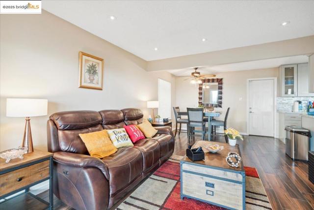 11772 Cranford Way, Oakland CA: https://media.crmls.org/mediaz/ec1915f1-3425-499d-8d41-8df9de5e845b.jpg