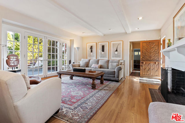 15213 Del Gado Drive, Sherman Oaks CA: https://media.crmls.org/mediaz/ec1916e9-e2bb-4fef-8755-10a3e3569cd3.jpg