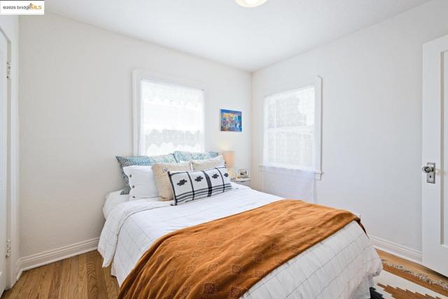 3742 Loma Vista AVE, Oakland CA: https://media.crmls.org/mediaz/ec199927-3d7d-49f7-9973-98cffd3d4b8a.jpg