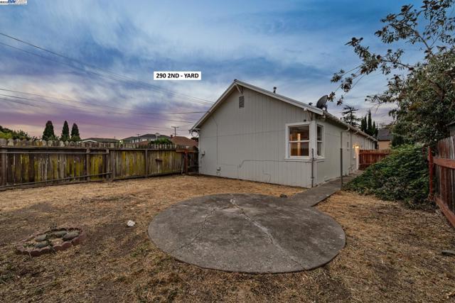 290 2Nd Ave, San Leandro CA: https://media.crmls.org/mediaz/ec1a6d54-79b5-40de-ba7d-a388bb145ec7.jpg
