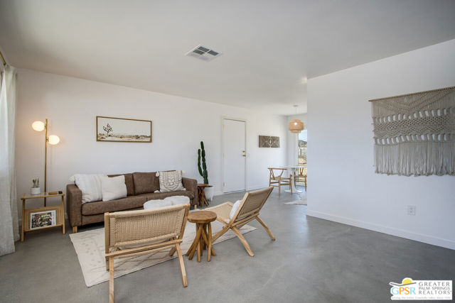4742 Avenida La Flora Desierta, Joshua Tree CA: https://media.crmls.org/mediaz/ec1b1098-990a-458e-9d68-3d920dc8d3f7.jpg